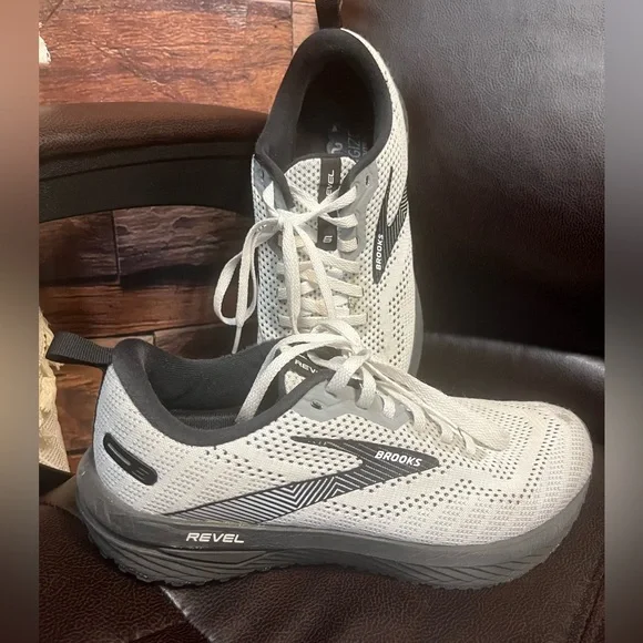 Brooks Revel 6 Black and White Running Shoes